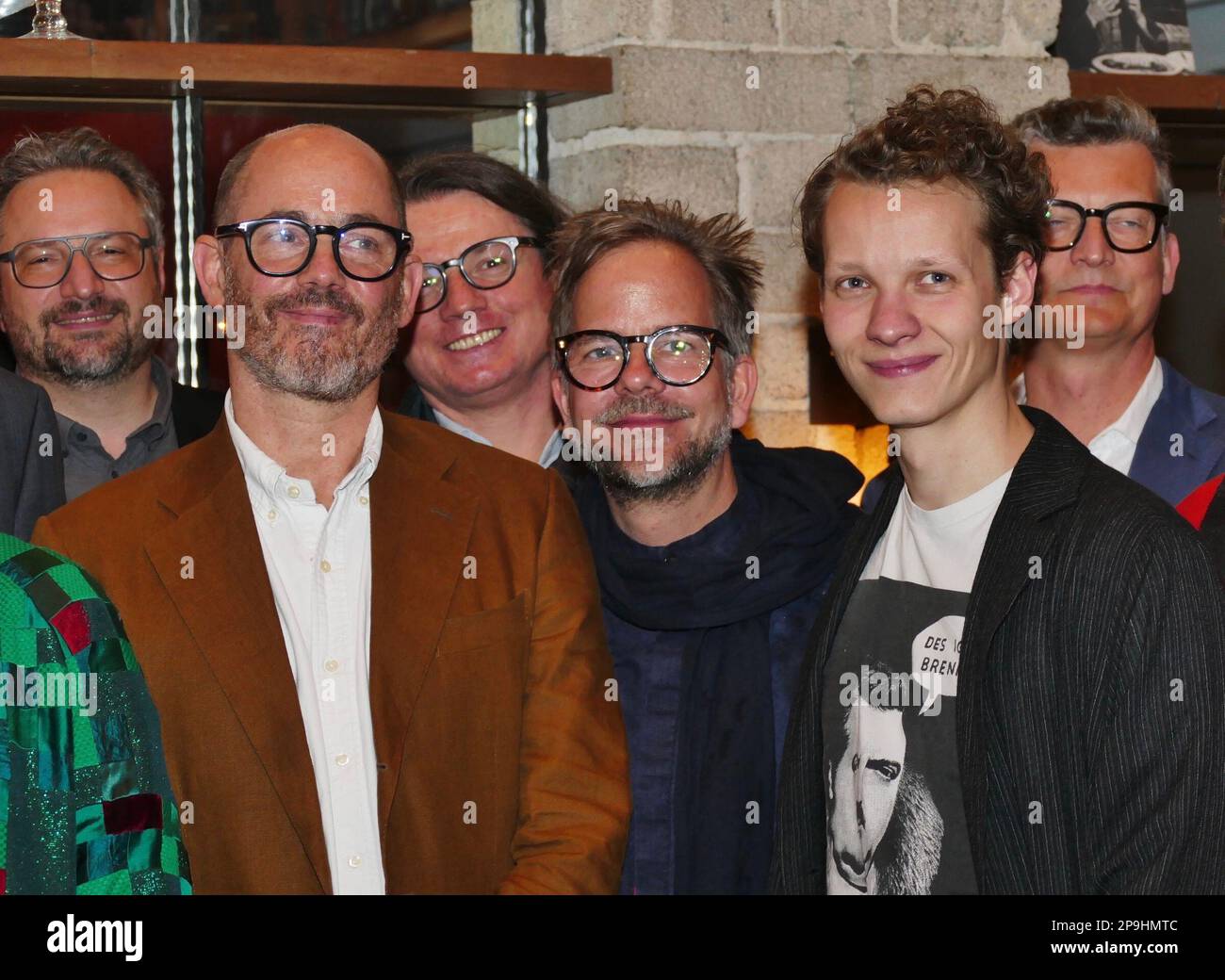 Los Angeles, USA. 10th Mar, 2023. Edward Berger (2nd from left), director of 'Nothing New in the West,' and Felix Kammerer (2nd from right), actor of 'Nothing New in the West,' stand together at a reception for the German Oscar nominees hosted by German Films, the foreign representative of German film. Credit: Barbara Munker/dpa/Alamy Live News Stock Photo