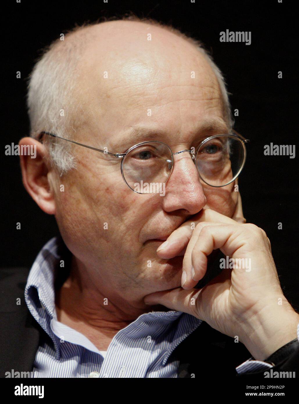 Der ehemalige Spiegel Chefredakteur Stefan Aust nimmt am Mittwoch, 15. Okt.  2008, auf der Buchmesse in Frankfurt am Main an einer Podiumsdiskussion  ueber den Film "Der Baader-Meinhof-Komplex" teil. (AP Photo/Daniel Roland)  ---