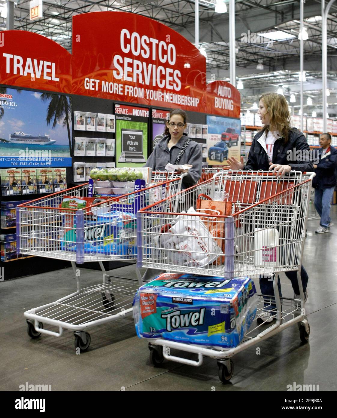 https://c8.alamy.com/comp/2P9JB0A/shoppers-depart-the-costco-store-in-the-lincoln-park-neighborhood-of-chicago-wednesday-oct-8-2008-costco-wholesale-corp-said-wednesday-that-its-fourth-quarter-profit-rose-7-percent-as-consumers-shopped-for-bargains-in-the-tough-economy-ap-photocharles-rex-arbogast-2P9JB0A.jpg