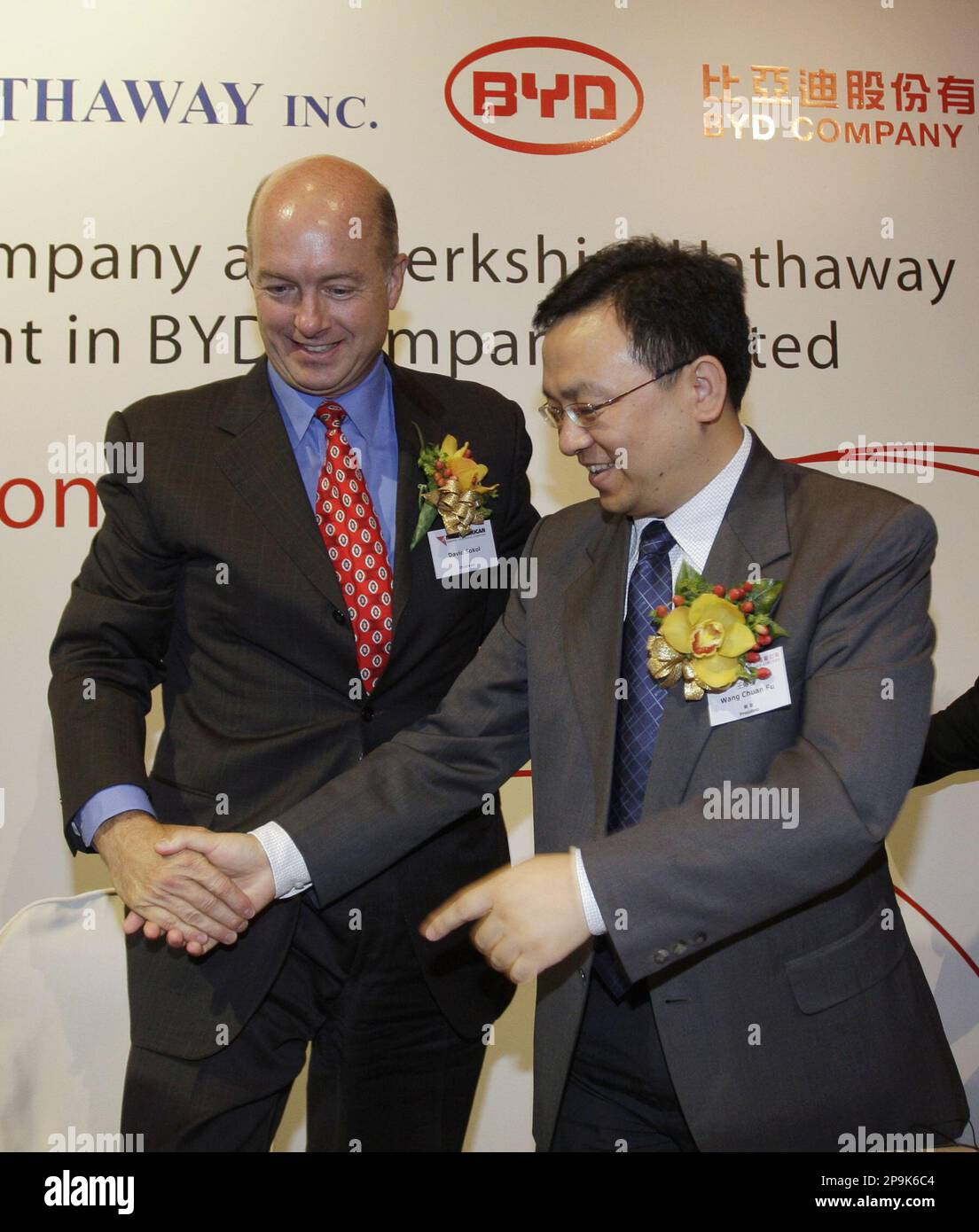 David Sokol, left, chairman of MidAmerican Energy Holding Comapny, shakes hands with Wang Chuanfu, president of BYD Company Limited, during their joint press conference in Hong Kong Monday, Sept. 29, 2008. MidAmerican Energy Holding Company and Berkshire Hathaway announced strategic investment in BYD Company Limited. AP Photo/Kin Cheung) Stock Photo