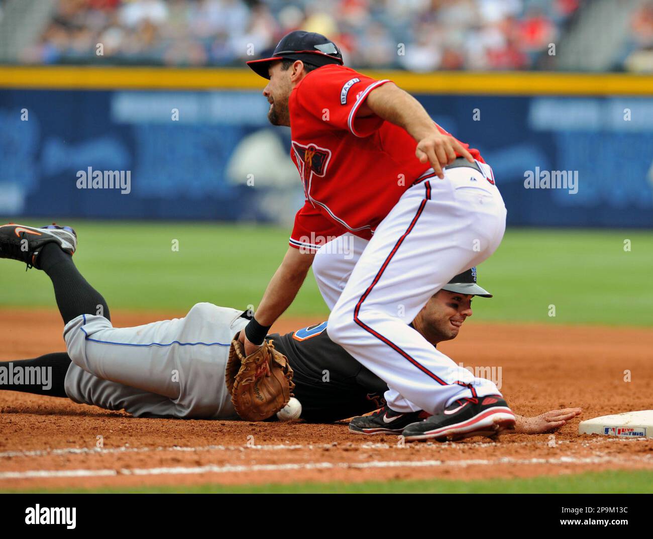 Atlanta Braves first baseman Casey Kotchman, center, extends for