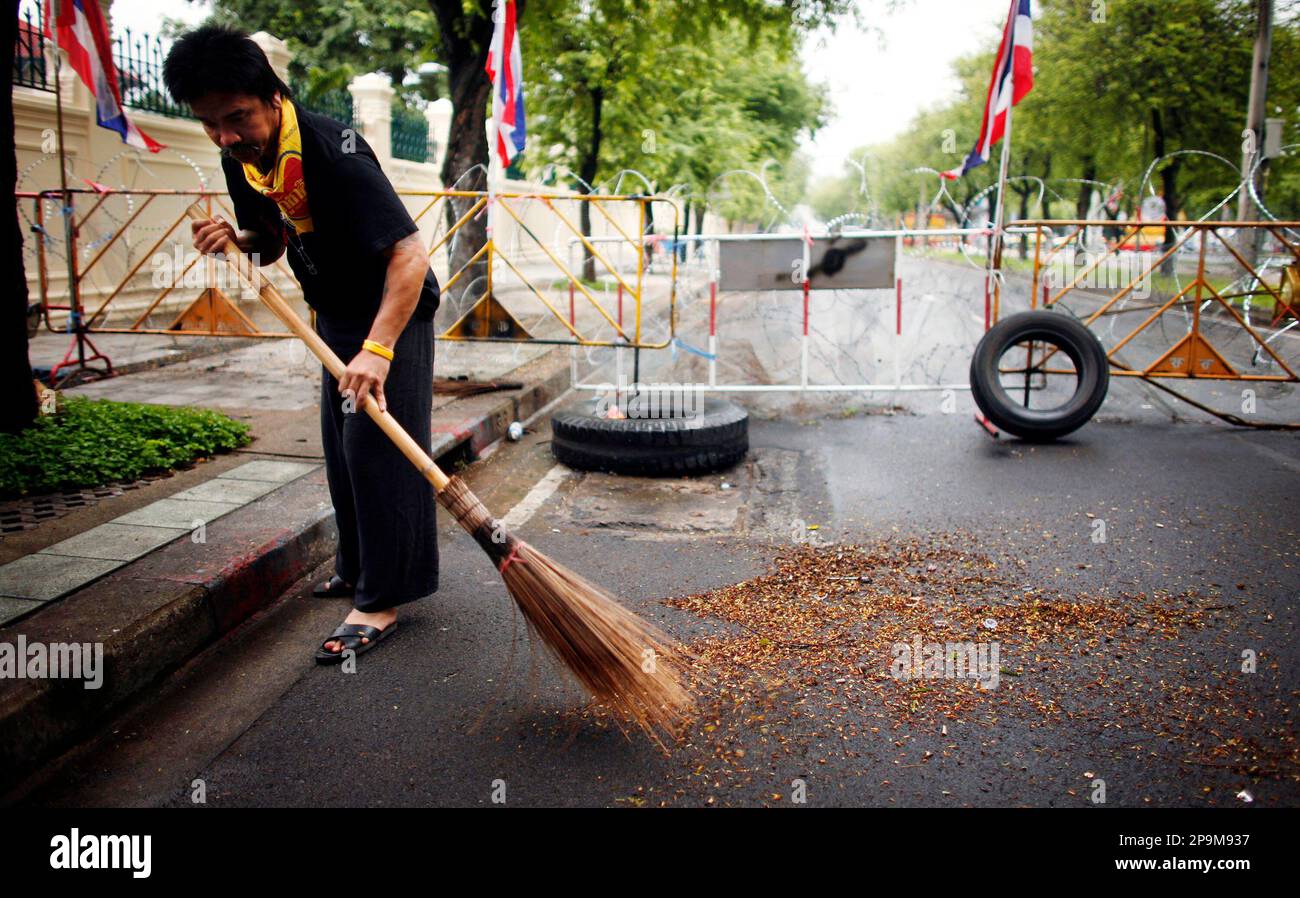 https://c8.alamy.com/comp/2P9M937/an-anti-government-demonstrator-sweeps-up-around-barricades-friday-sept-19-2008-at-government-house-in-bangkok-thailand-thailands-new-prime-minister-somchai-wongsawat-appealed-for-unity-and-reconciliation-thursday-after-weeks-of-political-crisis-thousands-of-demonstrators-continue-to-occupy-government-house-and-refuse-to-end-their-siege-ap-photodavid-longstreath-2P9M937.jpg