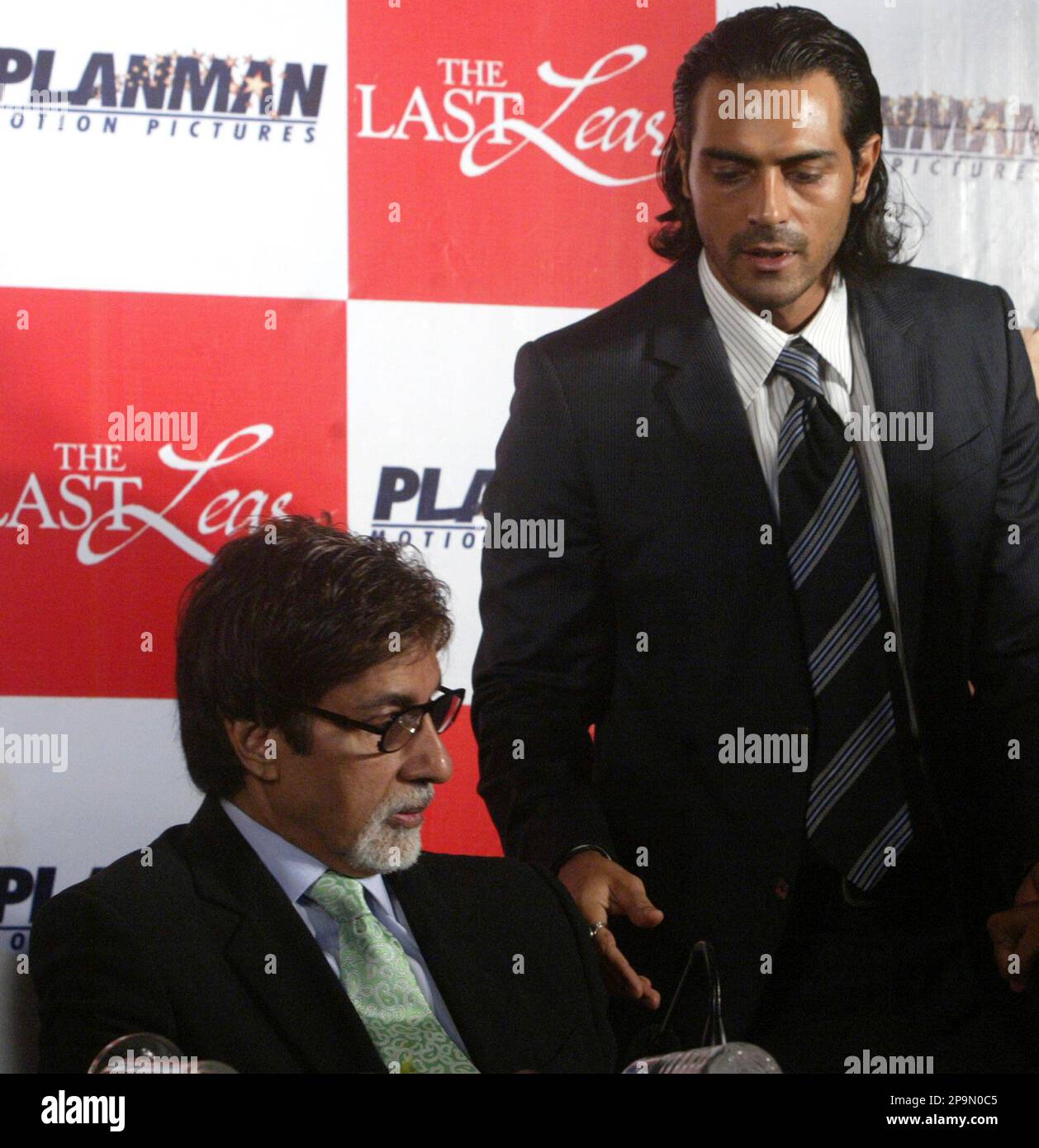 Bollywood actors Amitabh Bachchan, left, and Arjun Rampal look on during a  press conference prior to the premiere of their film 'The Last Lear' in  Calcutta, India, Friday, Sept. 12, 2008. A, image size:1258x1390