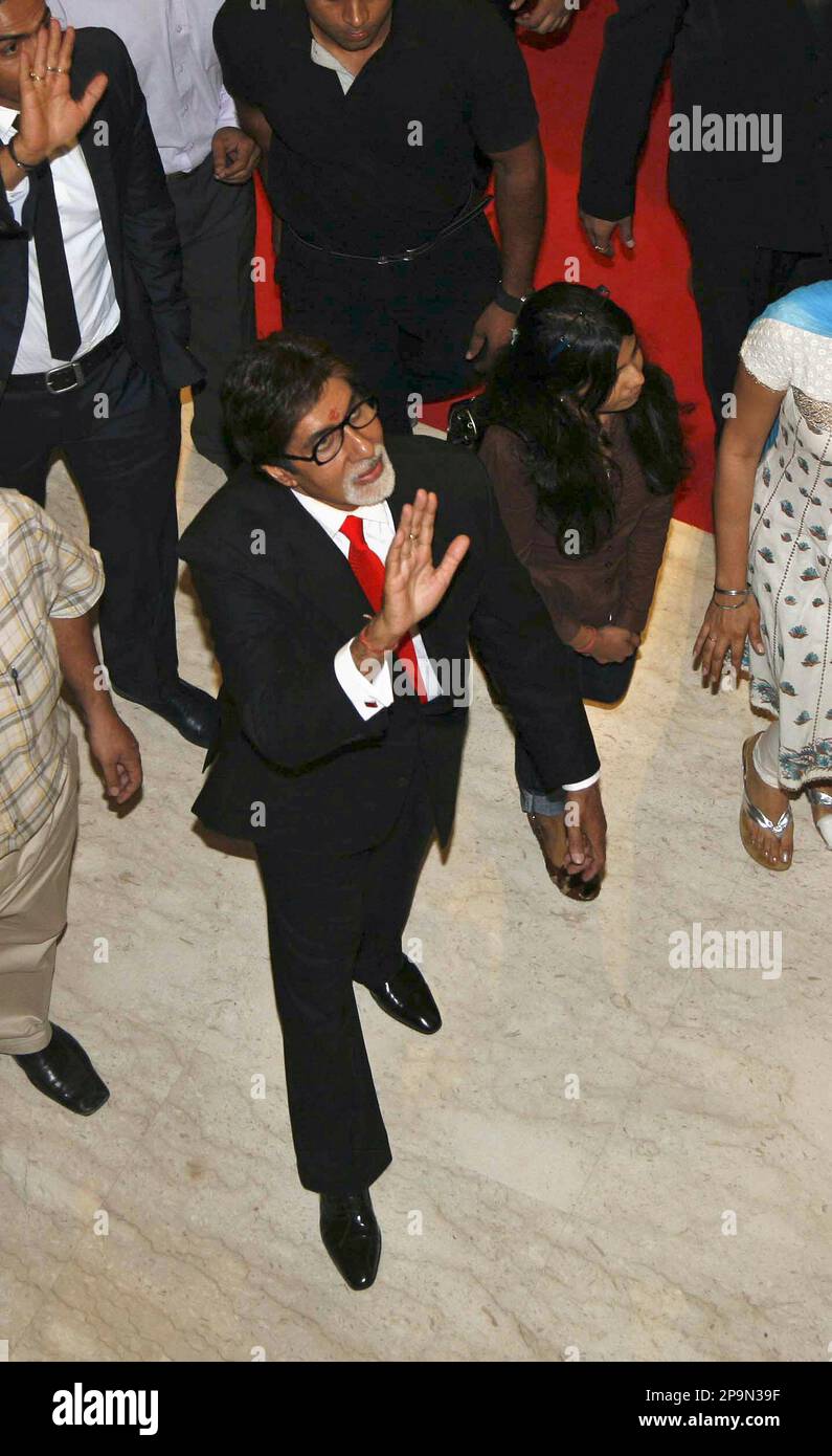 Bollywood star Amitabh Bachchan waves as he arrives for the premiere of his  film 'The Last Lear' in New Delhi, India, Thursday, Sept. 11, 2008. The  leader of a regional party withdrew, image size:795x1390