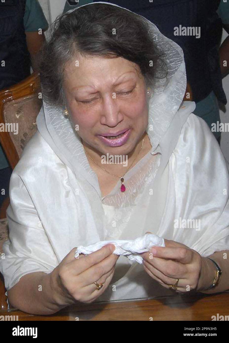 Bangladesh Nationalist Party (BNP) leader and former Prime Minister Khaleda Zia cries during a press conference in Dhaka, Bangladesh, Thursday, Sept. 11, 2008. Bangladesh's military-backed government released Zia Thursday from jail after she received bail pending trial on corruption charges. (AP Photo/Pavel Rahman) Stock Photo