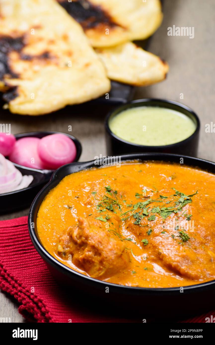 Butter chicken closeup with naan and mint chutney Stock Photo Alamy