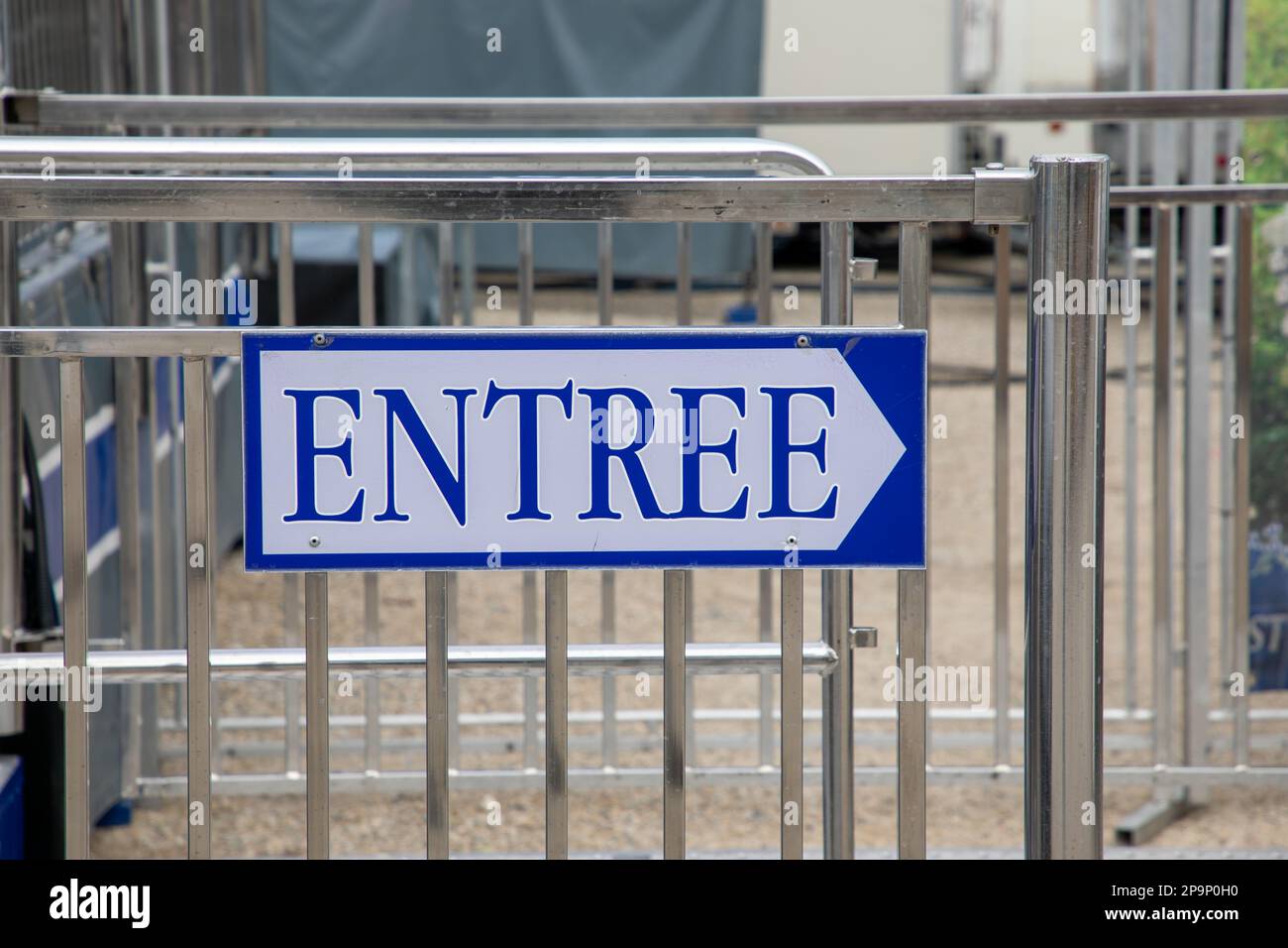 blue arrow indicate sign entree in french text white board panel means
