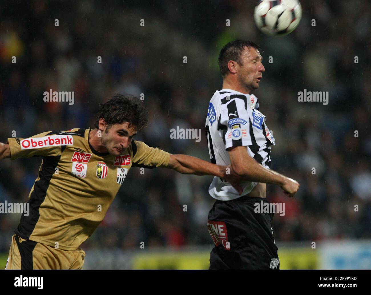 LASKs Niklas Hoheneder, links, kaempft am Samstag 23. August 2008 im Spiel  der Oesterreichischen Bundesliga Sturm Graz gegen LASK Linz in Graz,  Oesterreich mit Sturms Samir Muratovic um den Ball. (AP Photo/Markus