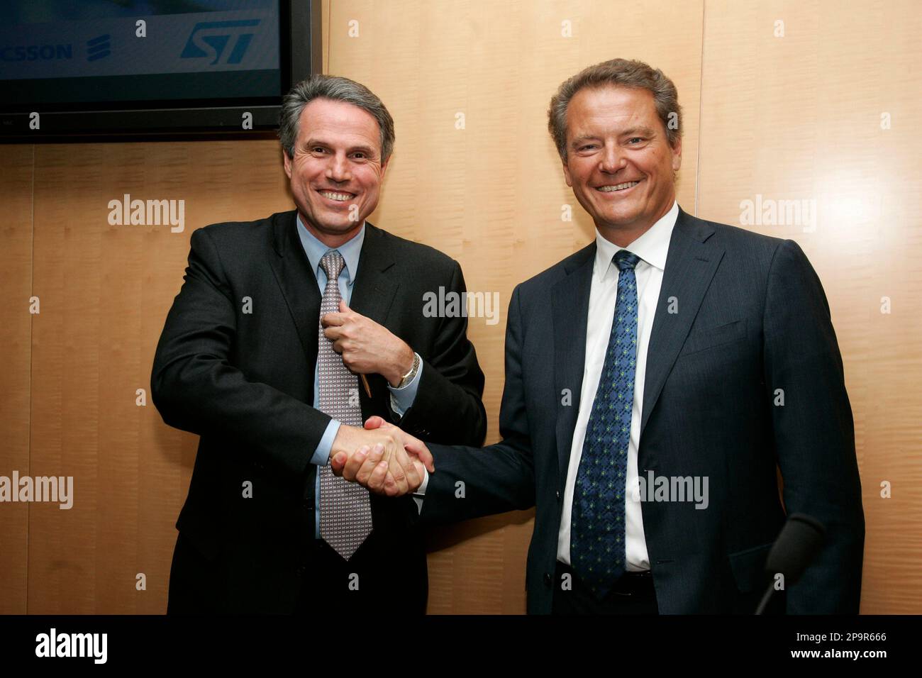 Carlo Bozotti, President and CEO of STMicroelectronics, left, and Carl-Henric Svanberg, President and CEO of Ericsson, right, shake hands after their joint conference to the media and business analysts to announce an agreement to merge Ericsson Mobile Platforms and ST-NXP Wireless into a 50/50 joint venture, in London, Wednesday, Aug. 20, 2008. (AP Photo/Sang Tan) Stock Photo