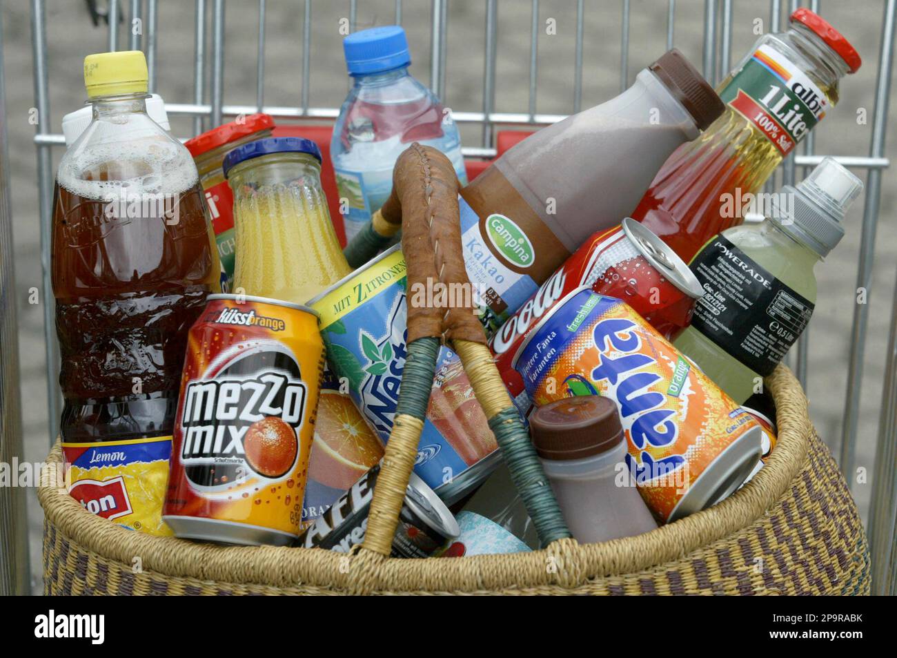 ARCHIV ** Ein Korb voller Getraenke in Einwegverpackungen steht am 18. Juni 2003 in einem Einkaufswagen vor einem Supermarkt in Bremen. In Deutschland greifen einem Bericht zufolge immer weniger Verbraucher zu