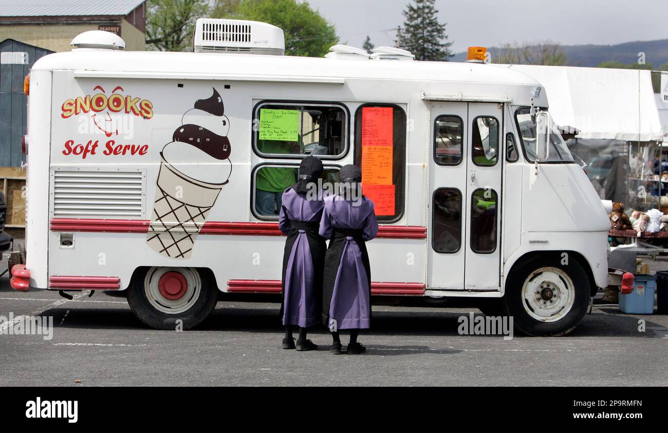 ** ADVANCE FOR MONDAY AUG. 18 AND THEREAFTER ** Two Amish girls stand