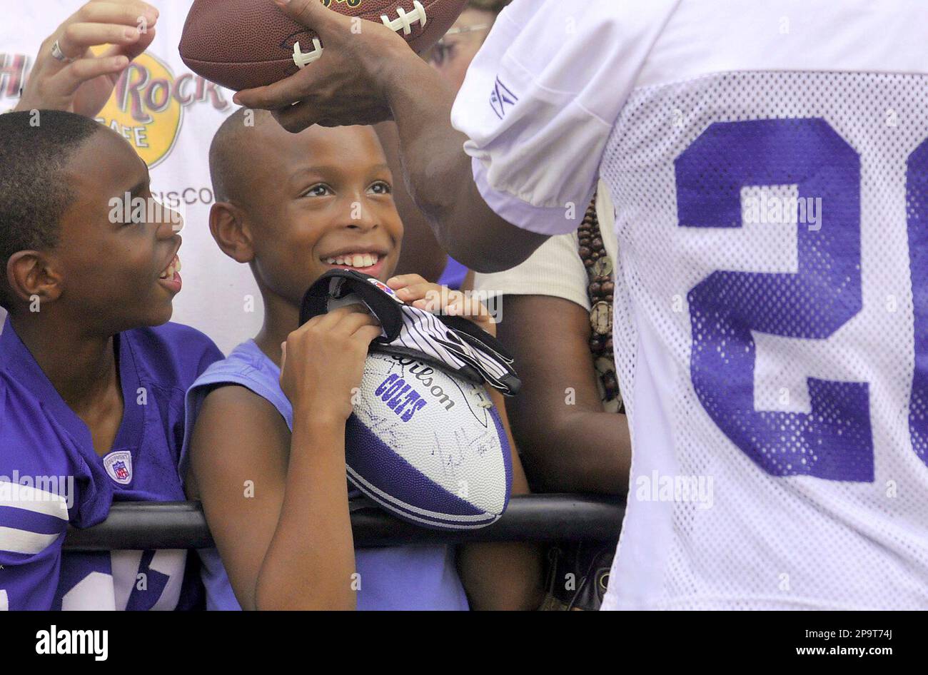 Indianapolis Colts defensive back Antoine Bethea during the NFL team's  football training camp in Terre Haute, Ind., Tuesday, Aug. 11, 2009. (AP  Photo/Michael Conroy Stock Photo - Alamy