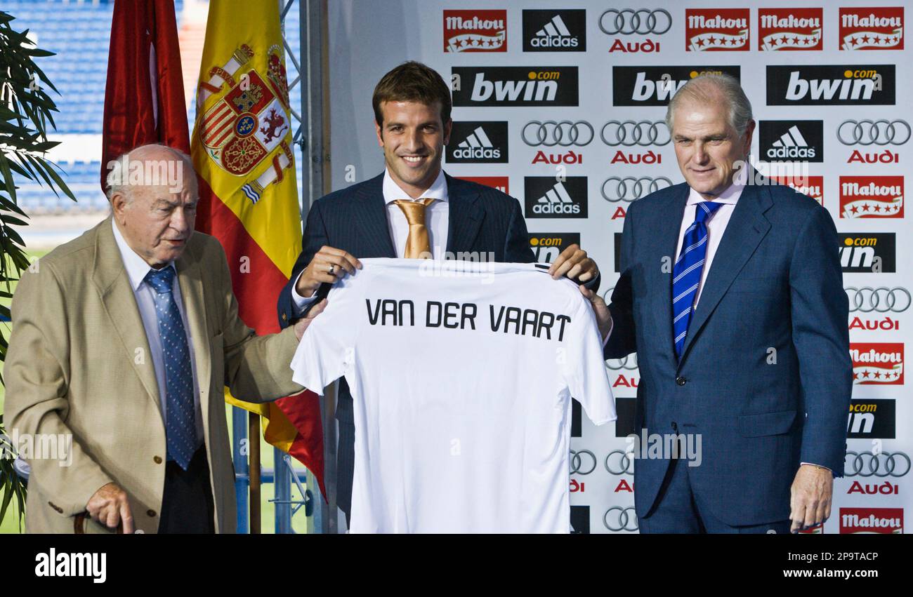 New Real Madrid player Rafael Ferdinand Van Der Vaart of Netherlands,  center, poses with Real Madrid President Ramon Calderon, right, and and  former star Alfredo Di Stefano, left, during his official presentation