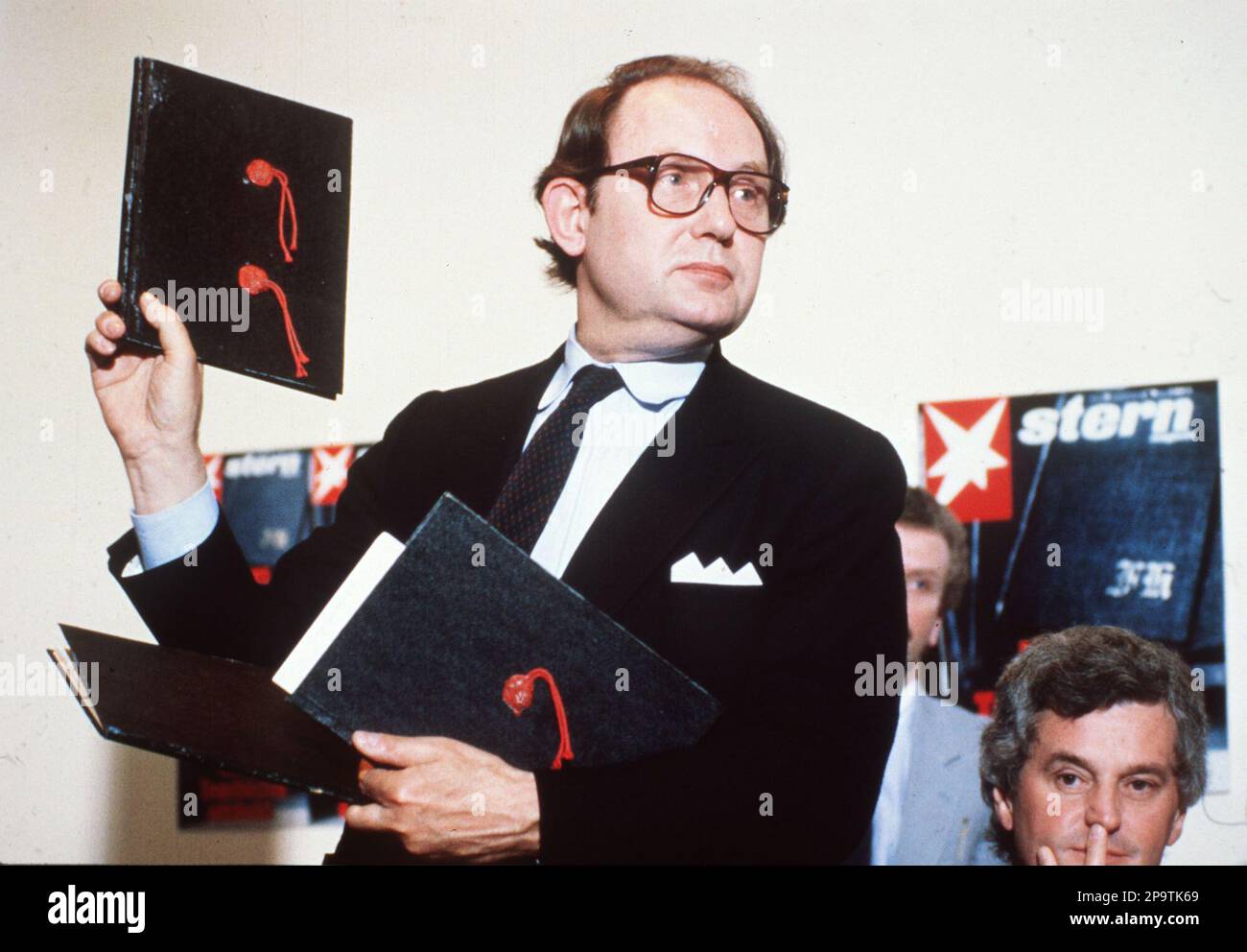 ** ARCHIV ** Der Journalist Gerd Heidemann haelt am 25. April 1983 bei