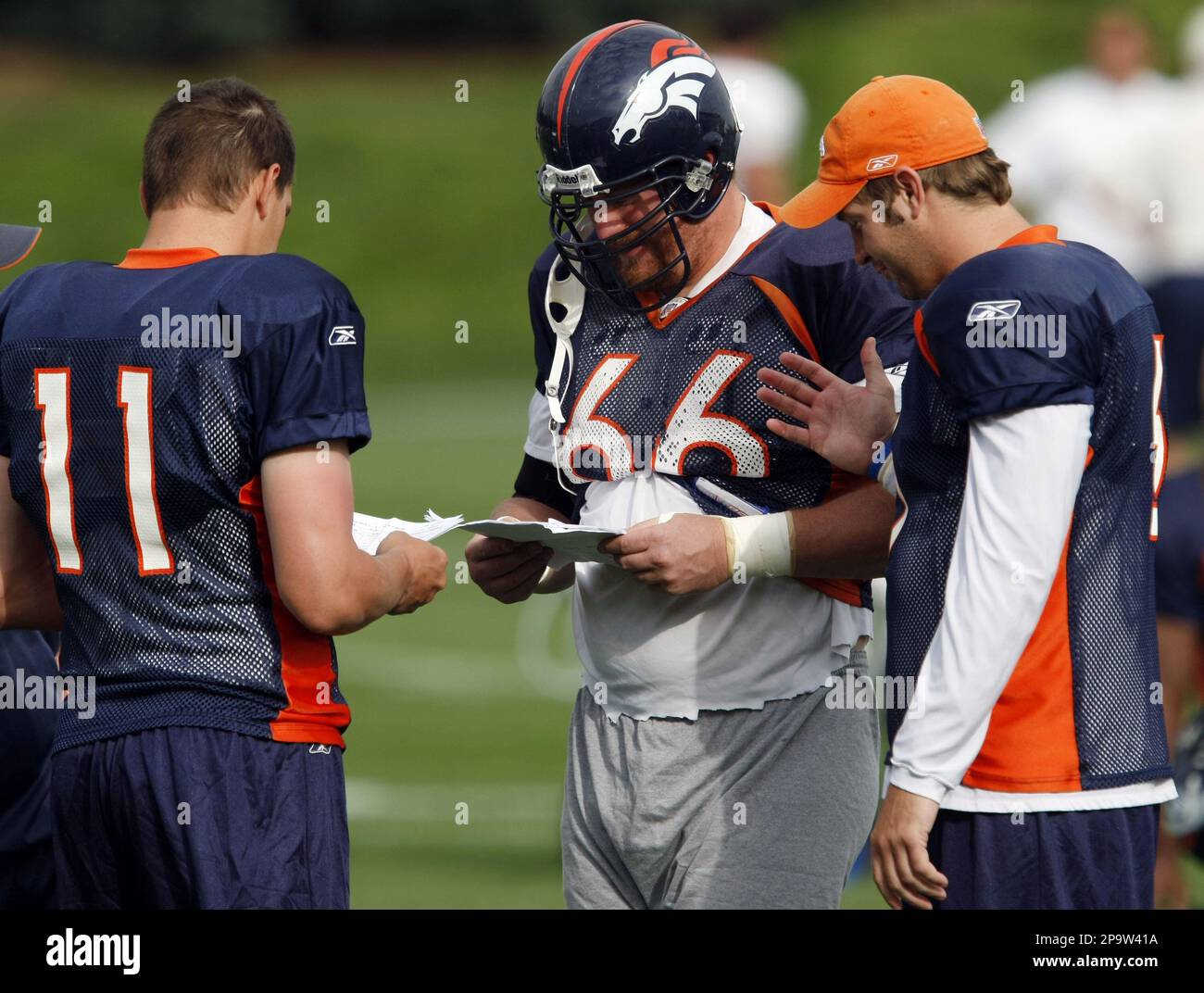 Denver Broncos' center Tom Nalen, center, confers with quarterbacks Patrick  Ramsey, left, and Jay Cutler during football training camp in Denver on  Saturday, July 26, 2008. (AP Photo/David Zalubowski Stock Photo - Alamy