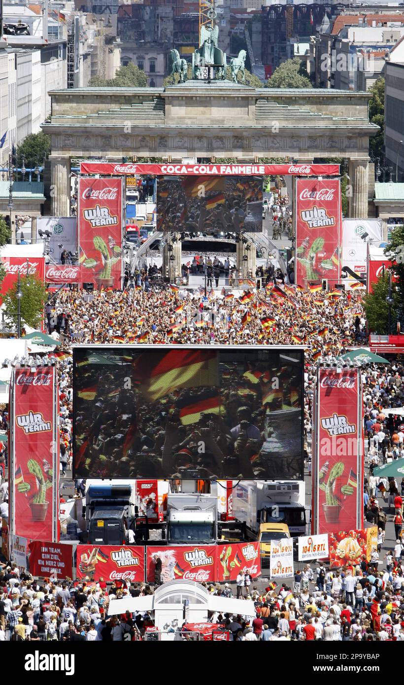 Deutsche Fans feiern vor der Ankunft der deutschen  Fussballnationalmannschaft am Montag, 30. Juni 2008 auf der Fan-Meile in  Berlin. Deutschland verlor das Finale der Europameisterschaft gegen  Spanien. (AP Photo/Franka Bruns) ---German soccer