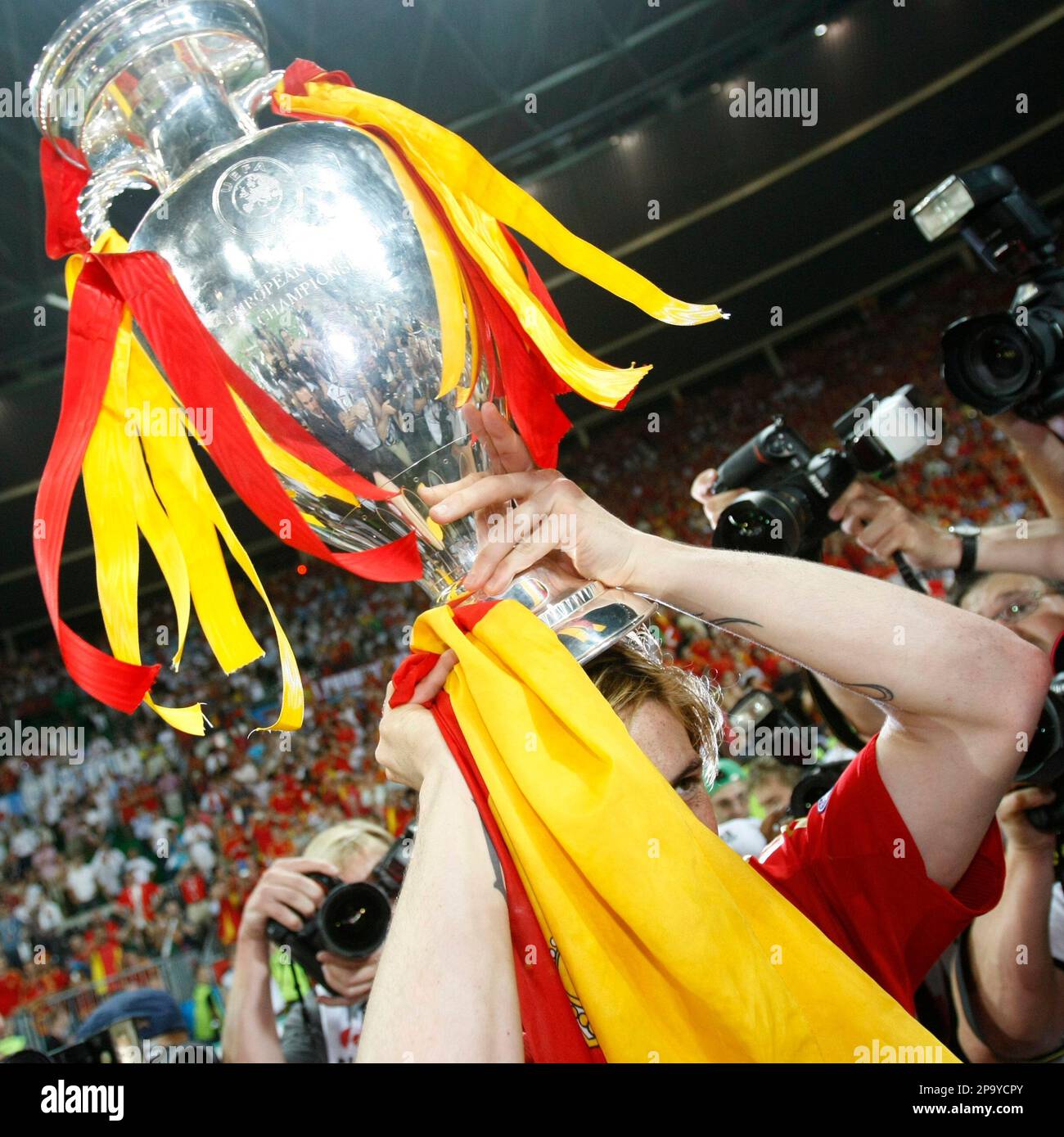 spain-s-fernando-torres-celebrates-with-the-trophy-after-the-euro-2008