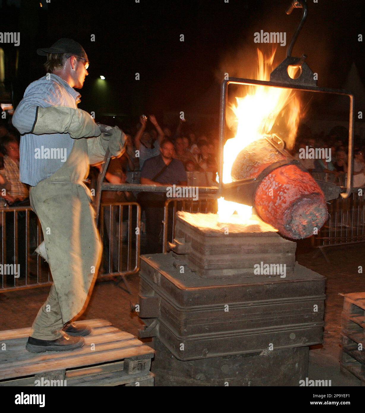 Eini Arbeiter der Glockengiesserei Bachert aus Karlsruhe giesst am