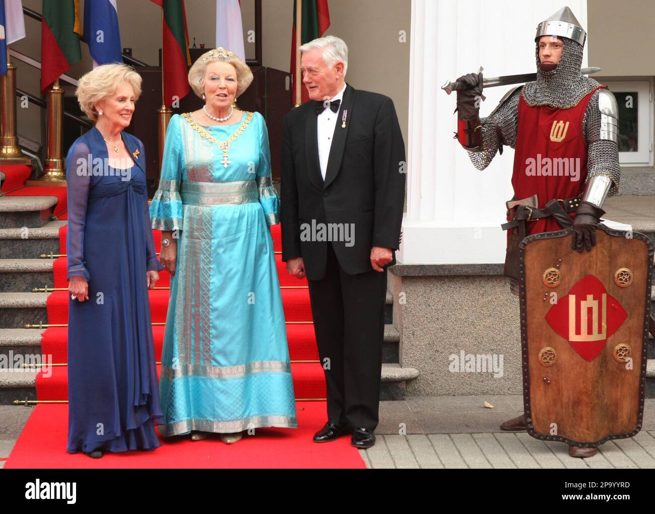 dutch-queen-beatrix-center-lithuanian-president-valdas-adamkus-right