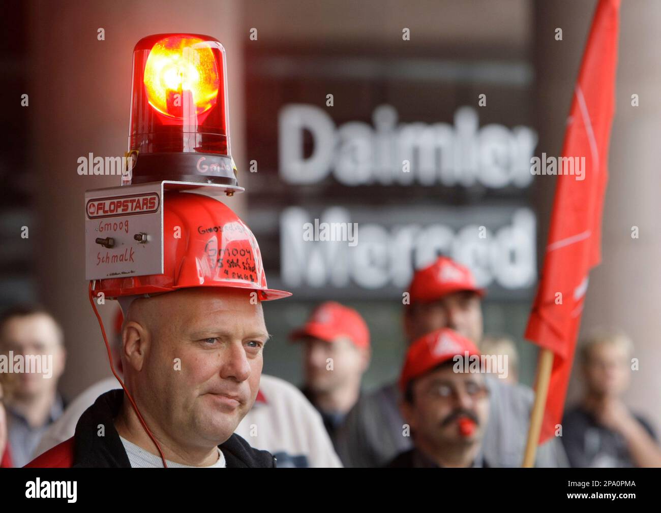 Bernd Jusitz, links, Metallarbeiter bei Daimler, und mehrere Hundert seiner  Kollegen protestieren am Dienstag, 17. Juni 2008, waehrend eines  Warnstreiks vor der Zentrale der Daimler AG in Stuttgart fuer eine  Neuregelung der