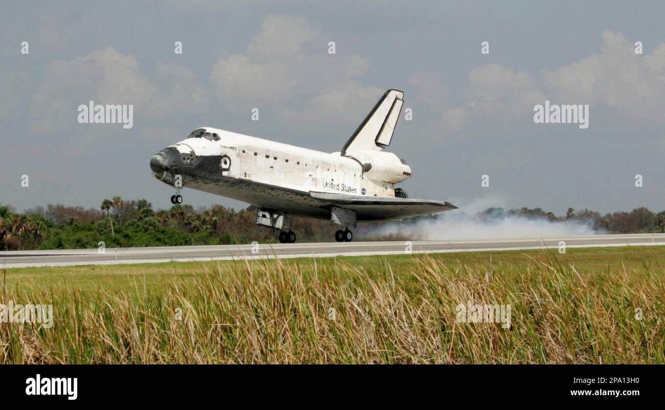Space shuttle Discovery lands at Kennedy Space Center in Cape Canaveral ...