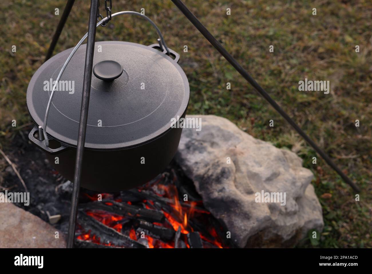 Dutch oven camp hi-res stock photography and images - Alamy