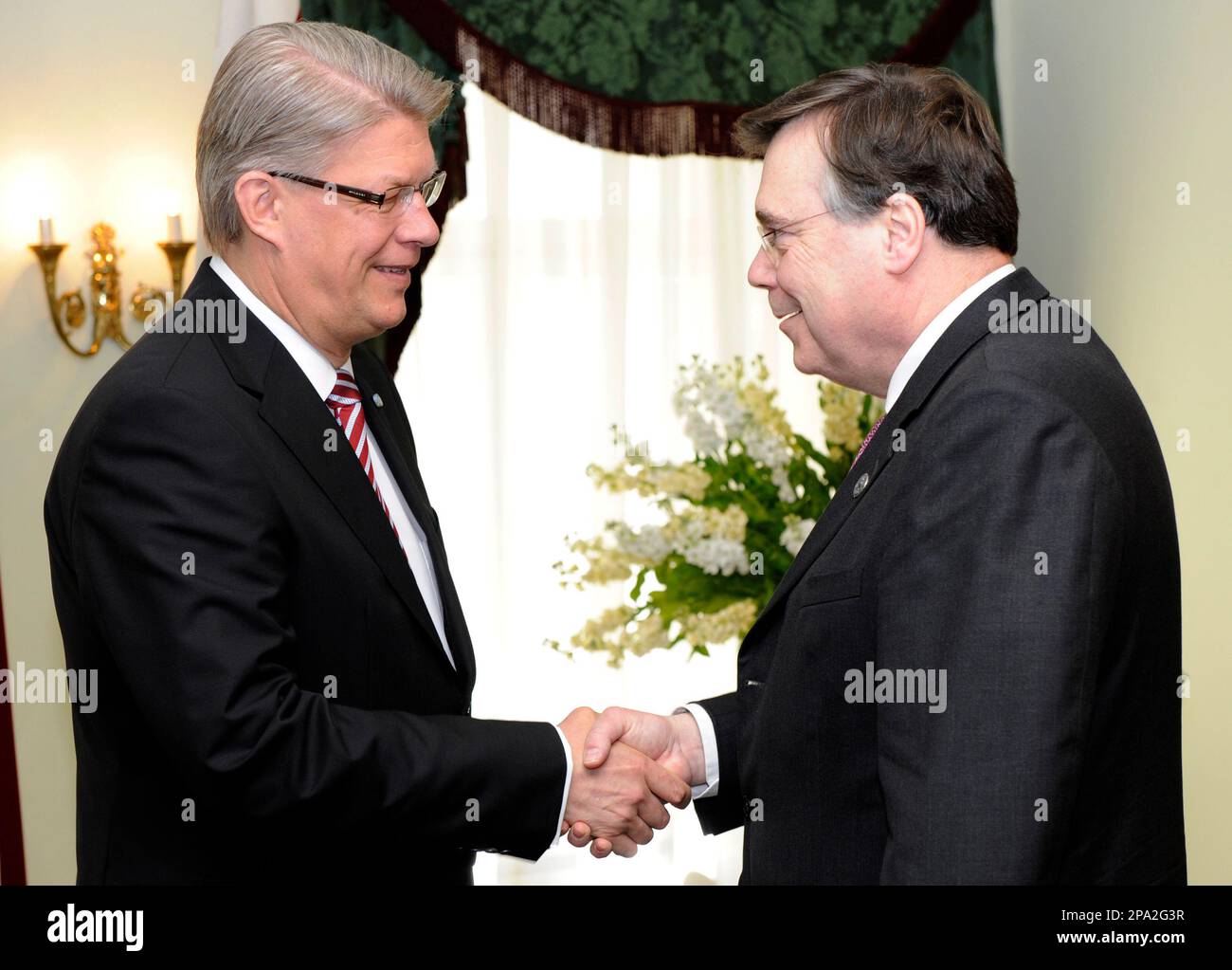 Latvia's President Valdis Zatlers, left, shake hands, with Iceland's Prime Minister Geir Haarde during a a Summit of the Heads of Government Council of the Baltic Sea States in the House of Blackheads in Riga ,Latvia,Wednesday, June 4, 2008. (AP Photo/Roman Koksarov) Stock Photo