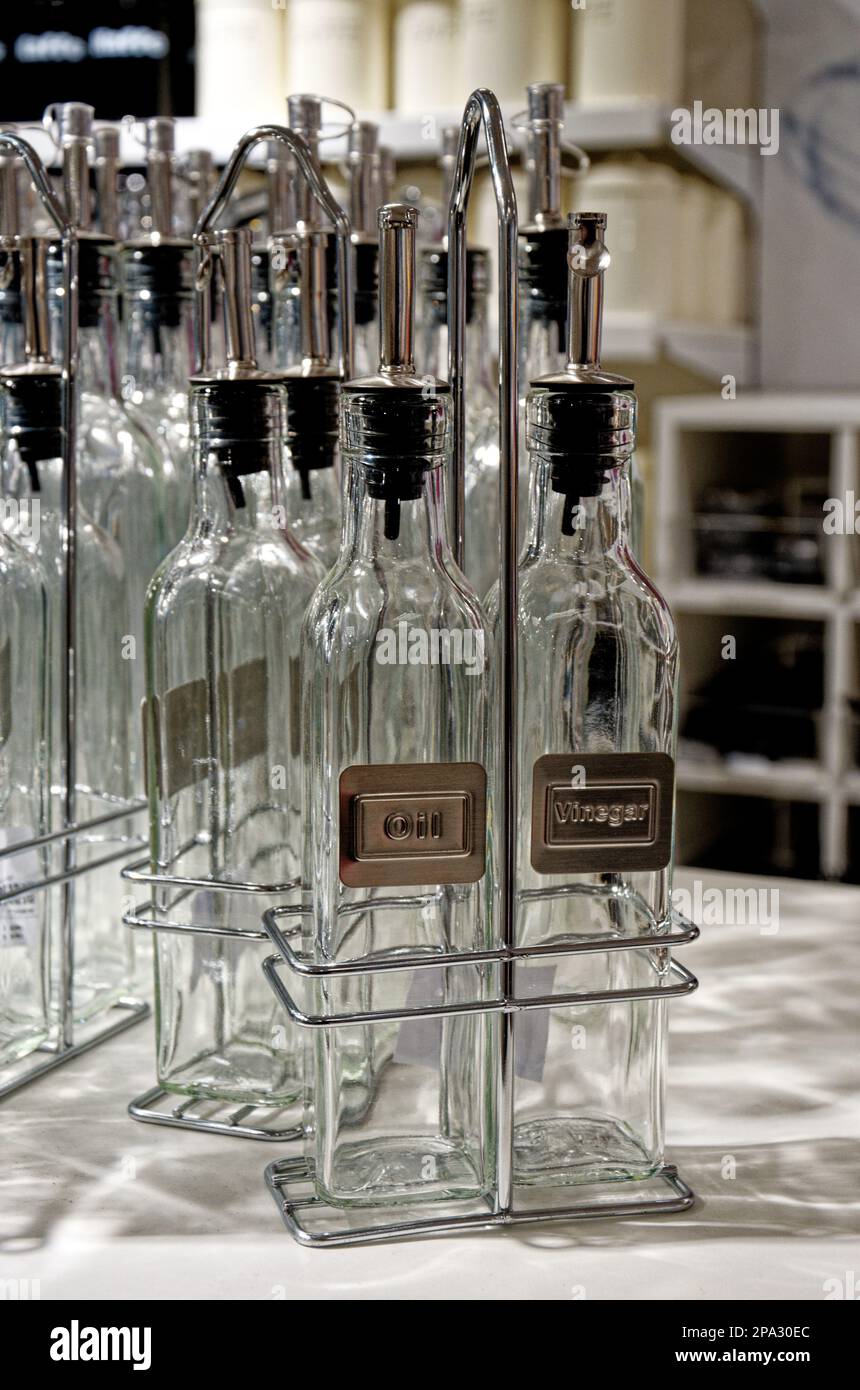 Empty oil and vinegar bottles for condiment Tableware set of glass