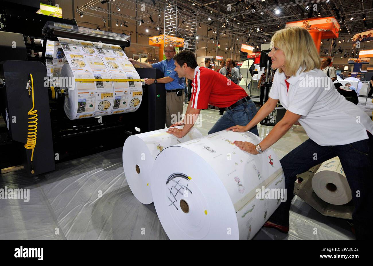 Messemitarbeiter rollen am Mittwoch, 28. Mai 2008, in Duesseldorf ...