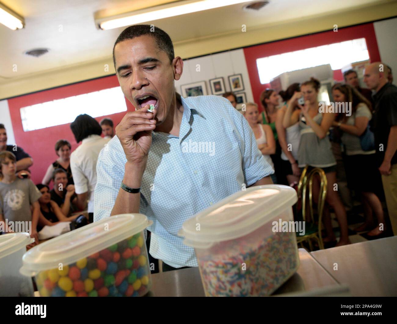 Democratic presidential hopeful, Sen. Barack Obama, DIll., samples ice
