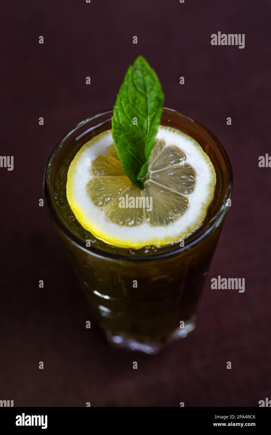 alcoholic drink with coca-Cola and a slice of lemon in a glass Stock ...