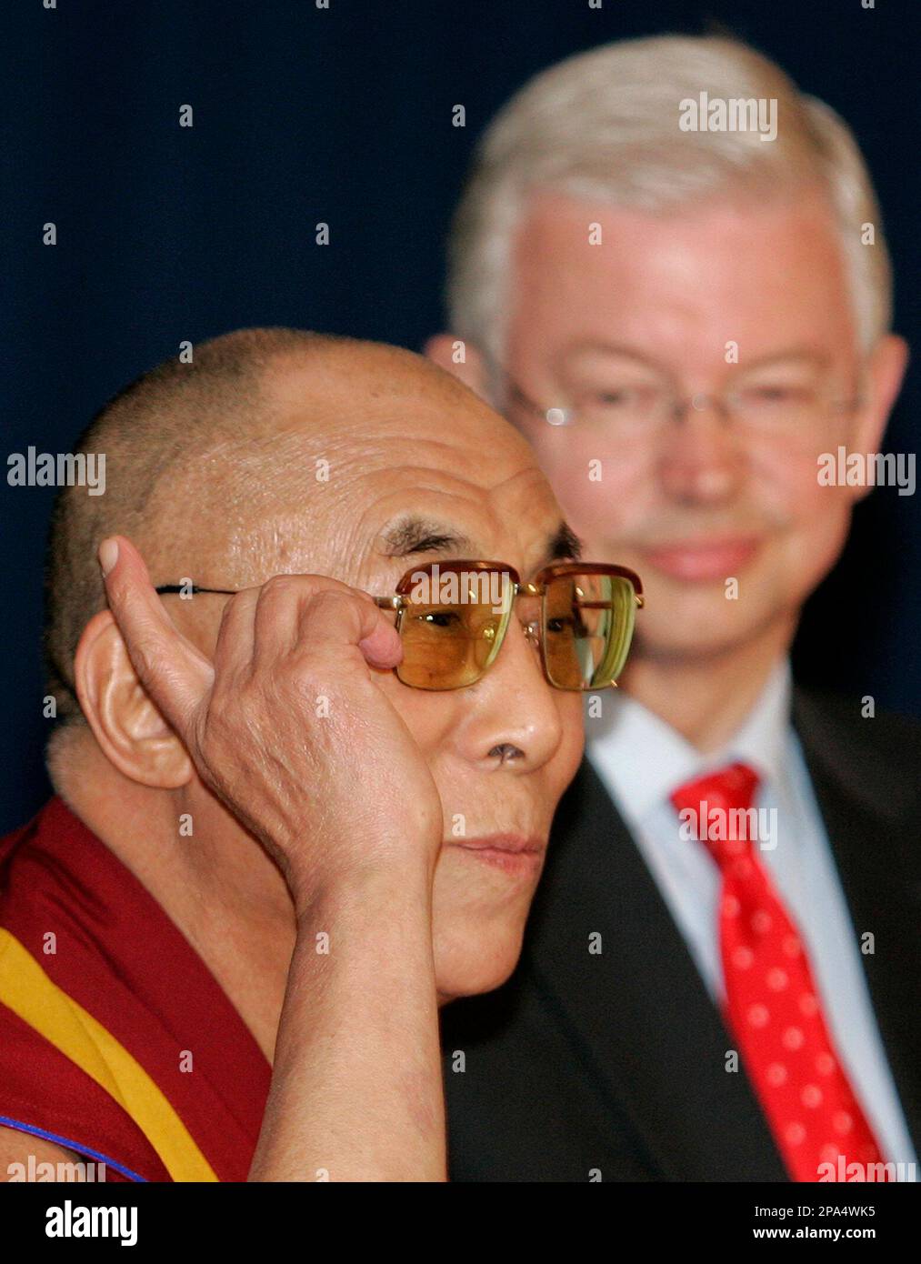 Der Dalai Lama, vorne, und Hessens Ministerpraesident Roland Koch treffen  am Donnerstag, 15. Mai 2008 nach einem Gespraech in Frankfurt am Main  Pressevertreter. Der Dalai Lama traf am Mittwoch zu einem fuenftaegigen