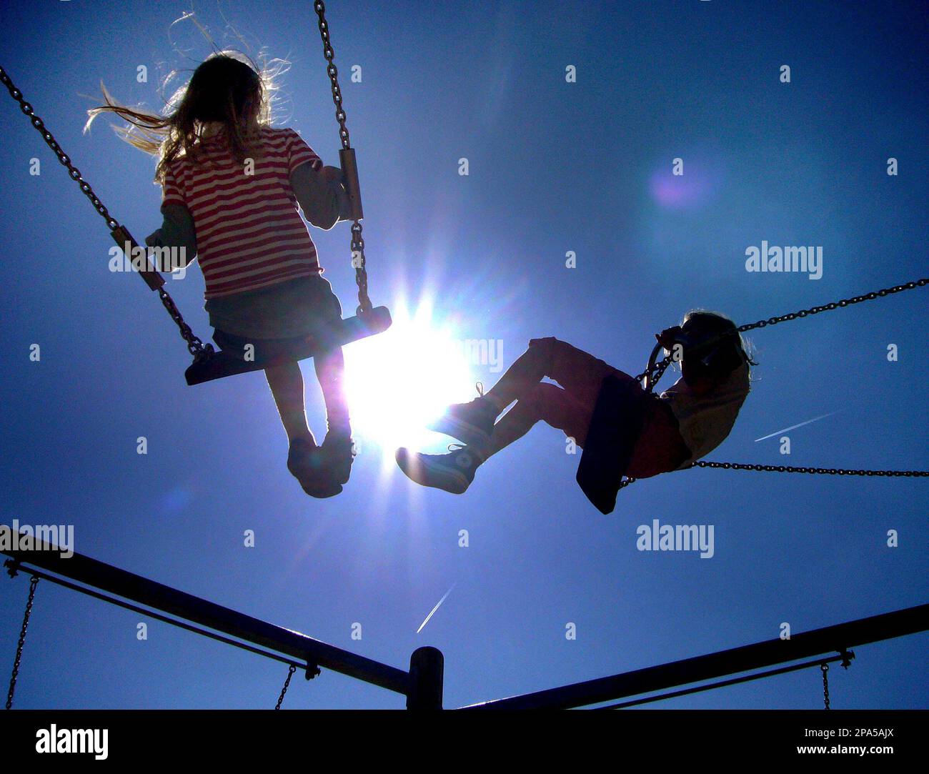 Kinder schaukeln am Sonntag, 11. Mai 2008, bei herrlichem Sonnenschein auf  einem Spielplatz in Frankfurt am Main. Ueber Pfingsten ist das Wetter in  ganz Deutschland schoen. (AP Photo/Michael Probst) ---Children swing on