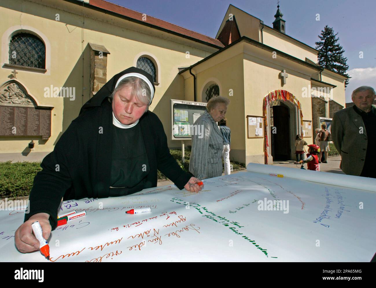 ls инцест A nun writes down her comments and thoughts on a roll of paper in support  of a family who became victims of a crime of incest and abuse in Amstetten,  Lower Austria,
