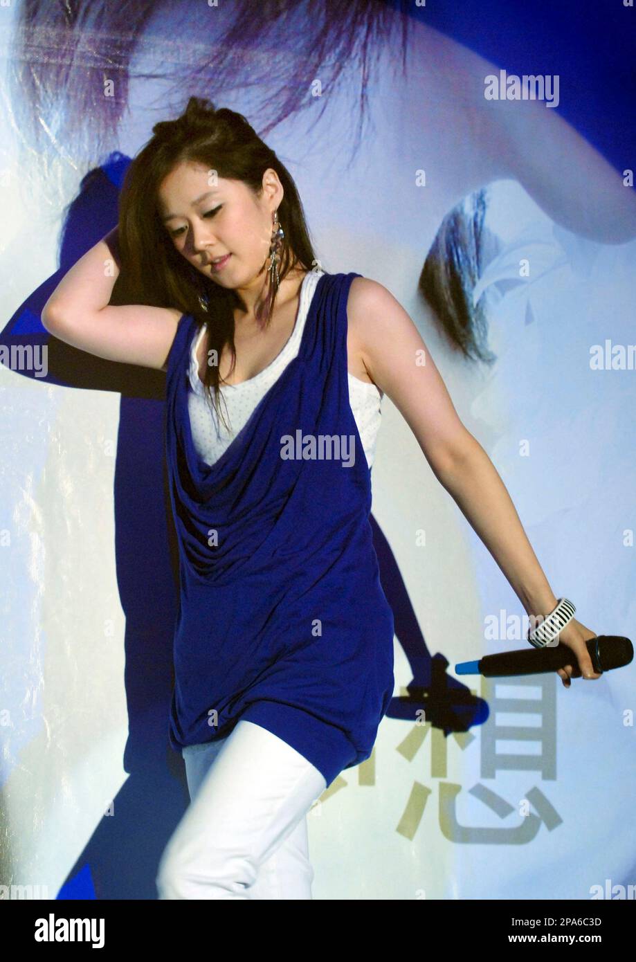 Famed South Korean singer Jang Nara poses for photographers during an