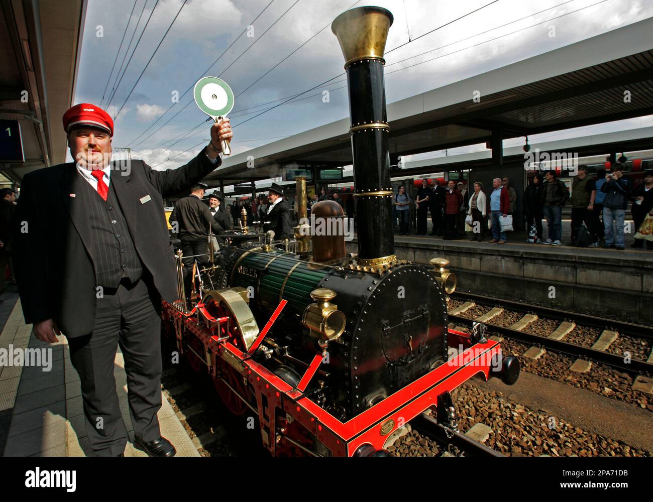 Ein Schaffner gibt am Samstag, 26. April 2008 auf dem Hauptbahnhof in