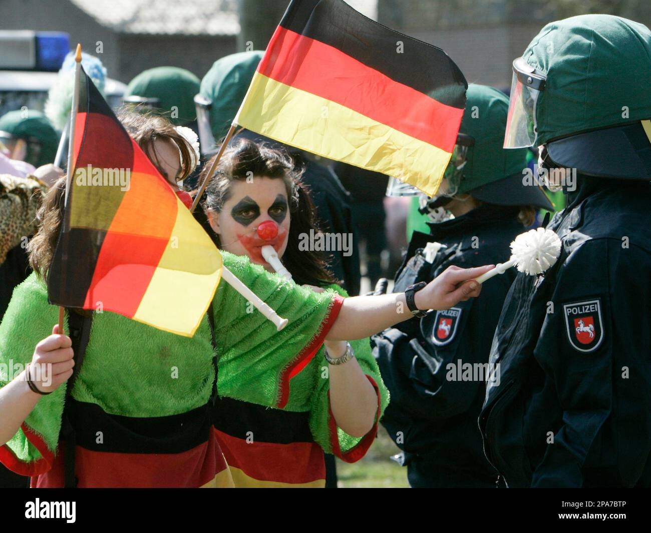 Clown Riots Als Clowns verkleidete Polizisten saeubern am Mittwoch, 23. April 2008 ...