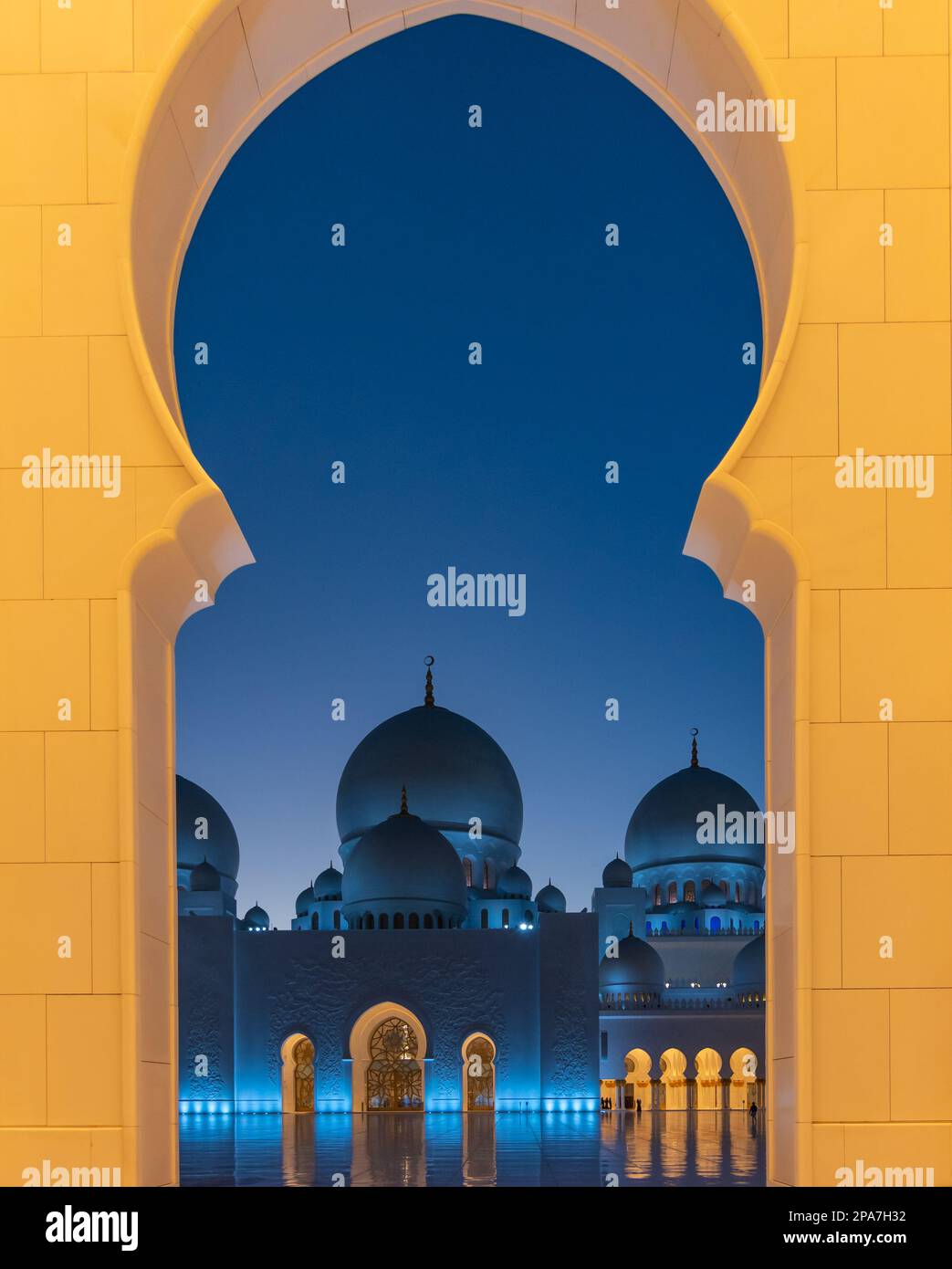 Detail of Sheikh Zayed Grand Mosque at night Stock Photo - Alamy