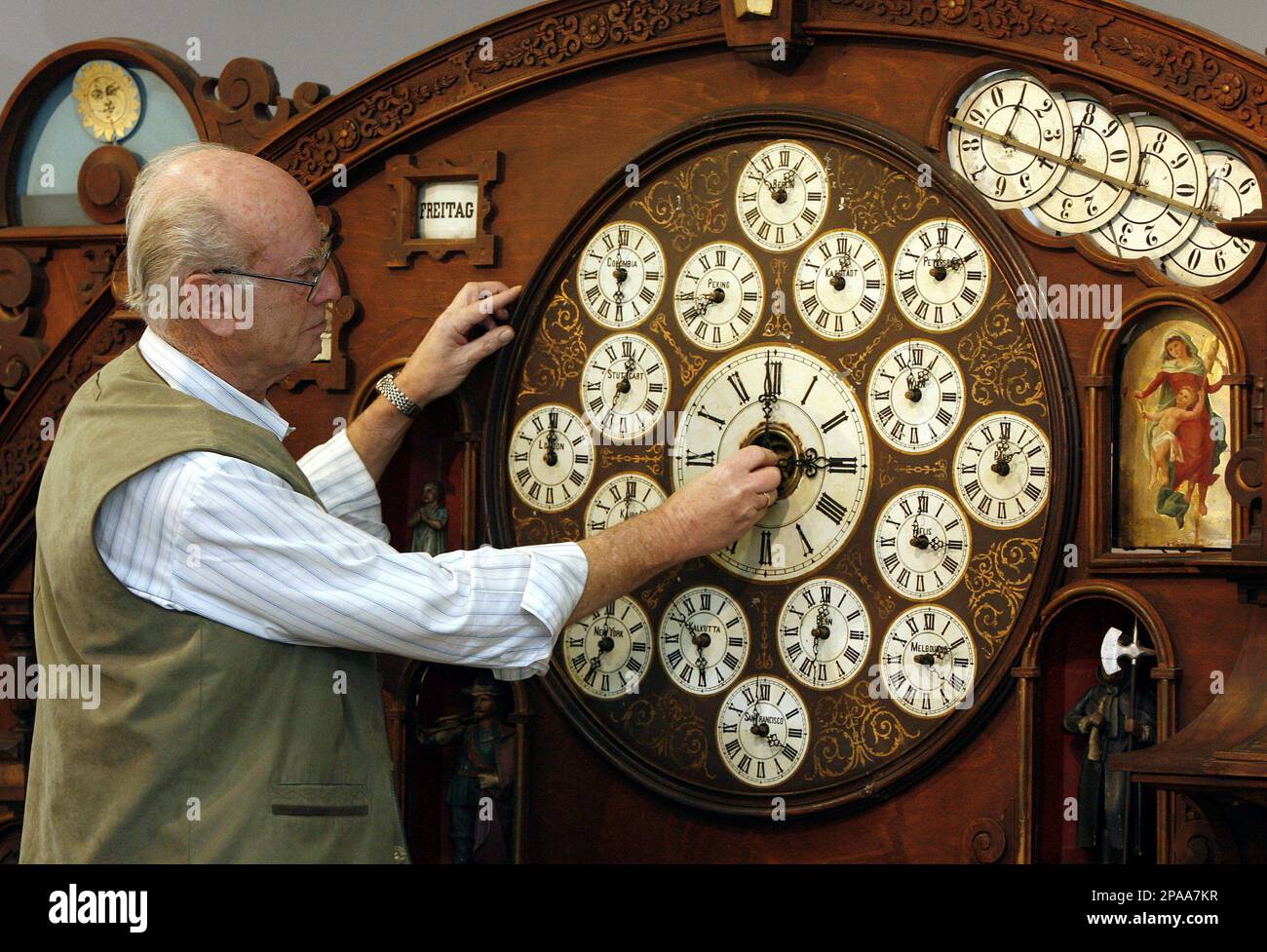 ** ARCHIV ** Richard Menke, Uhrenmachermeister und Restaurator, stellt ...