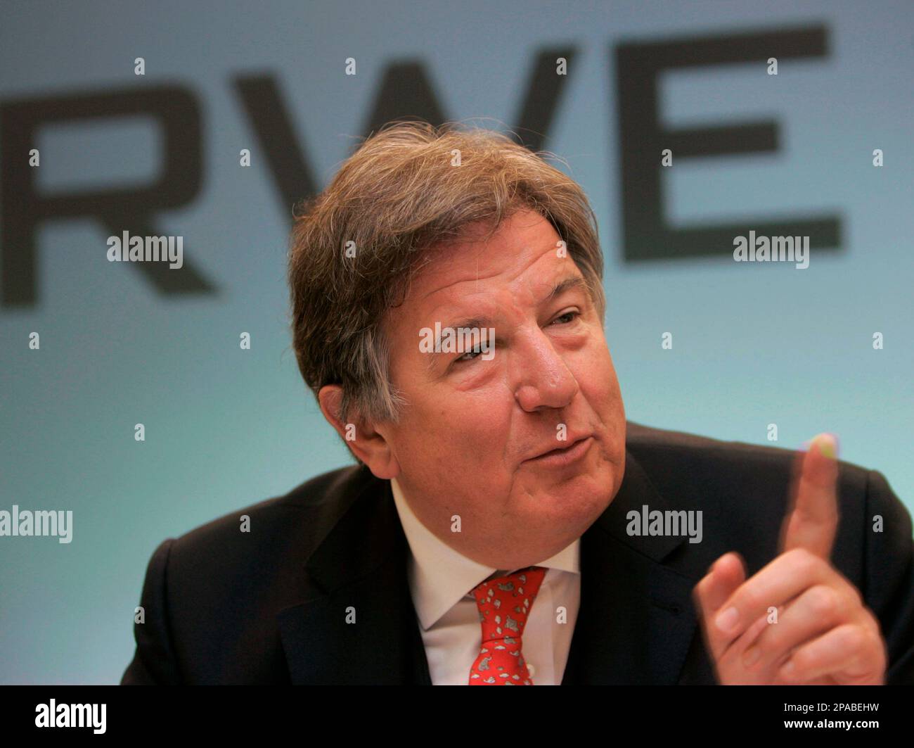 ** ARCHIV ** Der Vorstandsvorsitzende von RWE, Juergen Grossmann