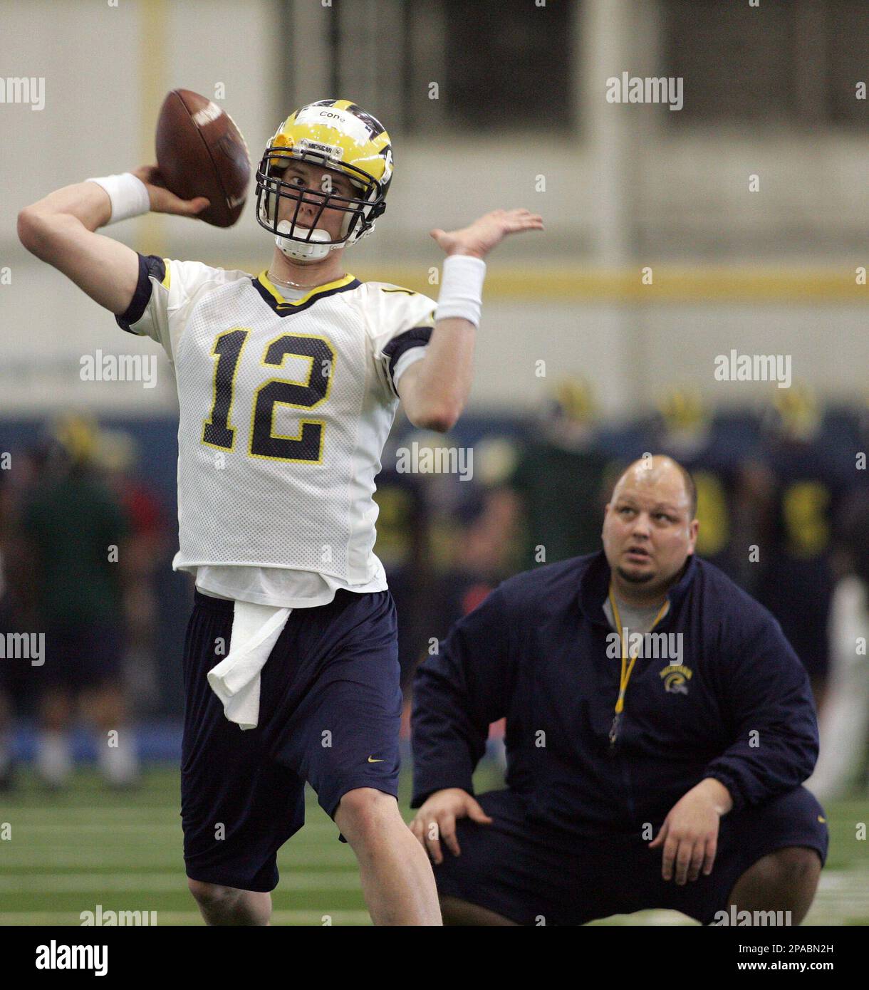 Michigan quarterbacks coach Rod Smith, left, gives pointers to quarterback  Steven Threet (10) in a spring football practice session Saturday, March  15, 2008, in Ann Arbor, Mich. (AP Photo/Tony Ding Stock Photo - Alamy