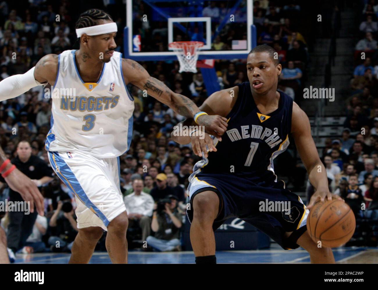 Memphis Grizzlies guard Kyle Lowry, right, is checked by