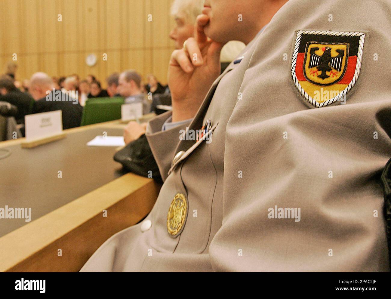 Ein Angeklagter sitzt am Mittwoch, 12.Maerz 2008, vor der