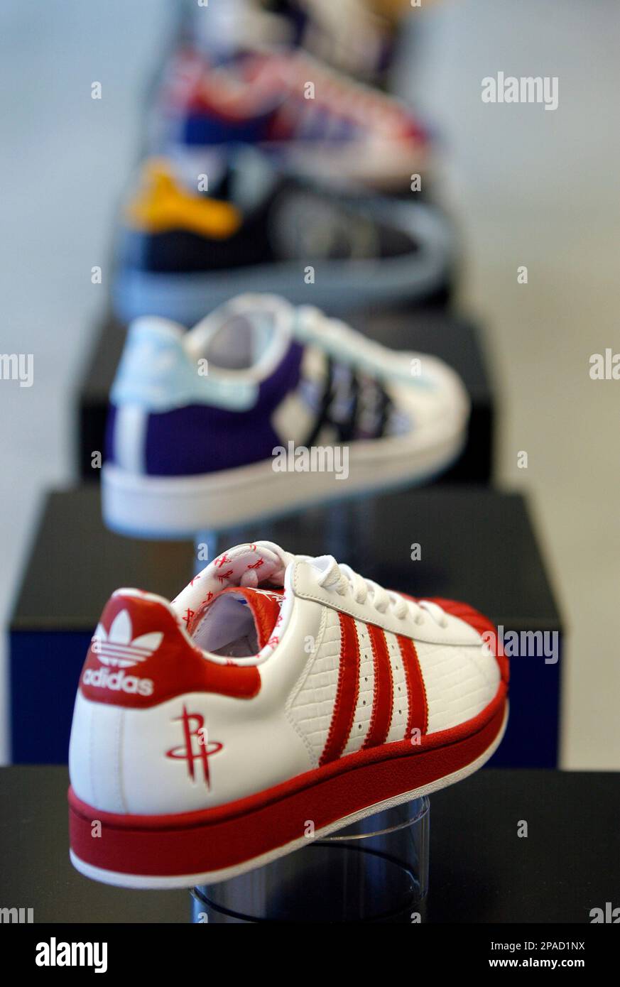 ARCHIV ** Adidas-Schuhe werden am 30. Mai 2007 in der Zentrale des  Sportartikelherstellers in Herzogenaurach praesentiert. Der  Sportartikelhersteller Adidas berichtet am Mittwoch, 5. Maerz 2008, die  Zahlen der aktuellen Bilanz. (AP