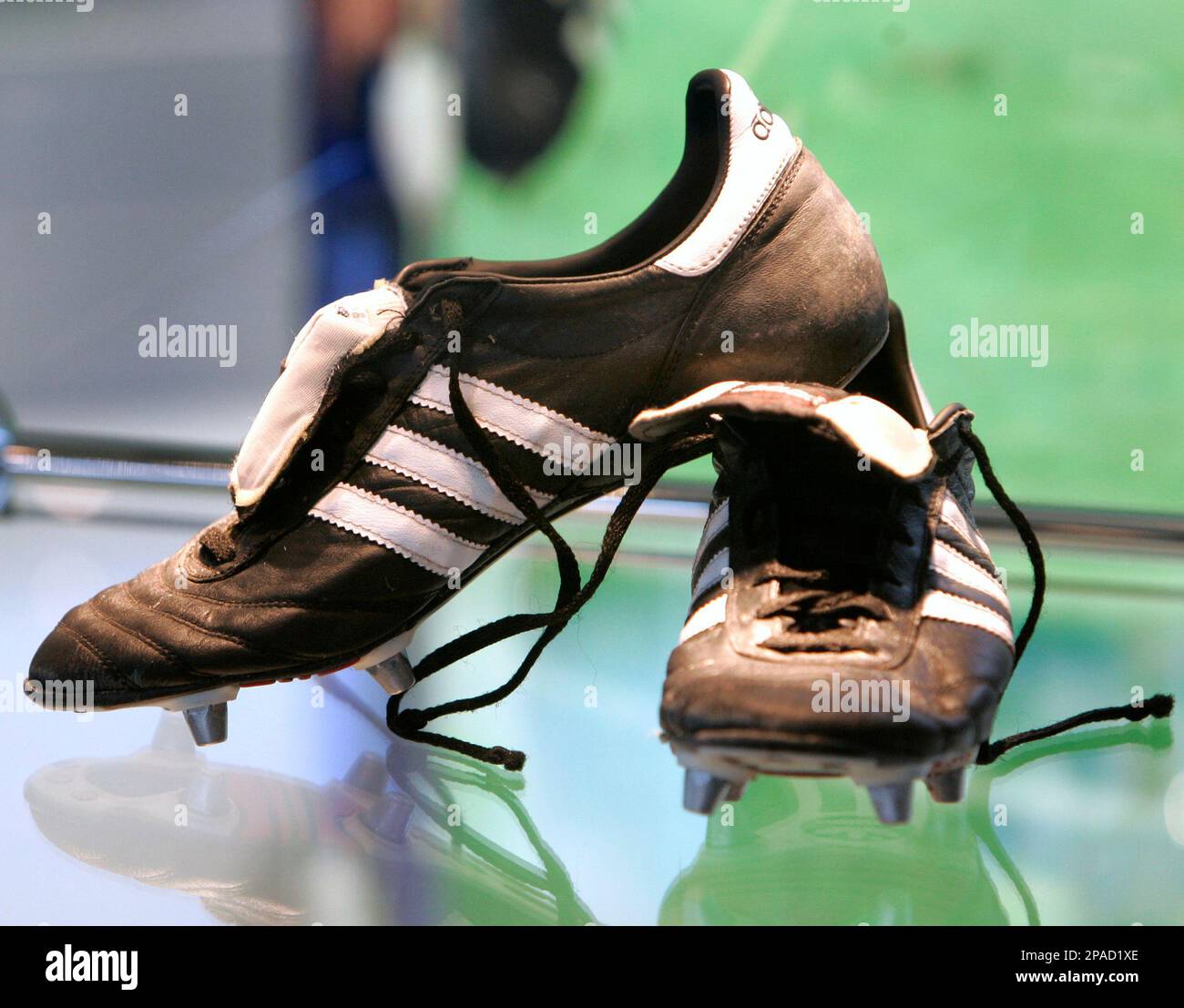 ARCHIv ** Ein getragenes Paar Fussballschuhe von Adidas steht am 19.  November 2007 in einer Vitrine beim Deutschen Fussball Bund DFB in  Frankfurt am Main. Der Sportartikelhersteller Adidas berichtet am Mittwoch,