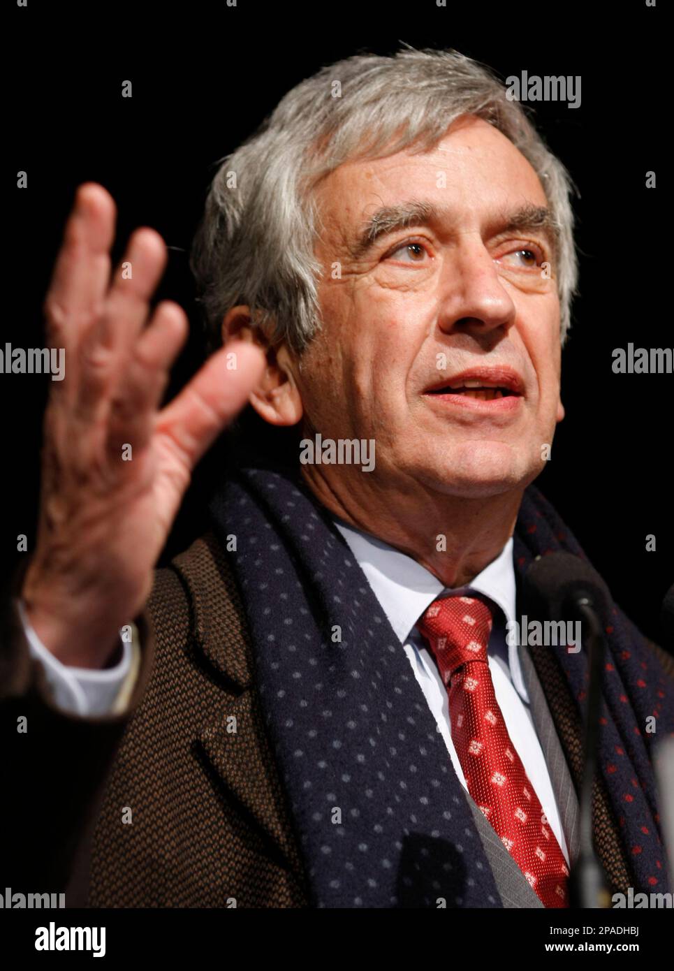 ** ARCHIV ** Hamburgs SPD Spitzenkandidat Michael Naumann, gestikuliert