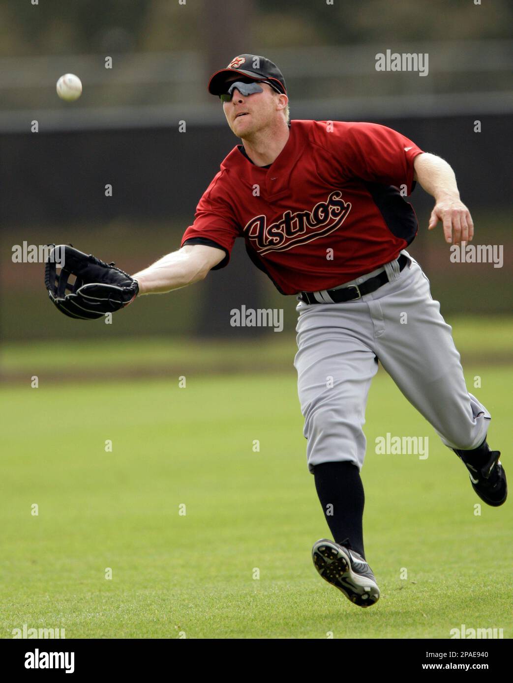 Houston Astros outfielder Carlos Lee catches a fly ball during a Major  League Baseball spring training workout Friday, Feb. 22, 2008 in Kissimmee,  Fla. (AP Photo/David J. Phillip Stock Photo - Alamy