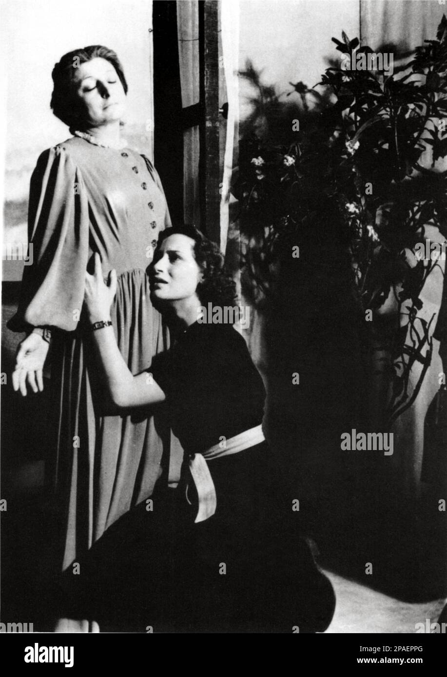 1942,  ITALY : The actress  PAOLA BORBONI ( 1900 - 1995 ) with ELENA ZARESCHI in LA VITA CHE TI DIEDI  by dramatist and Nobel winner LUIGI PIRANDELLO -  ATTORE - DRAMMATURGO - COMMEDIOGRAFO - LETTERATURA - Literature -   drammaturgo - TEATRO - THEATRE - THEATER - commediografo  - embrace - abbraccio - dramma - drama    ----      ARCHIVIO GBB Stock Photo