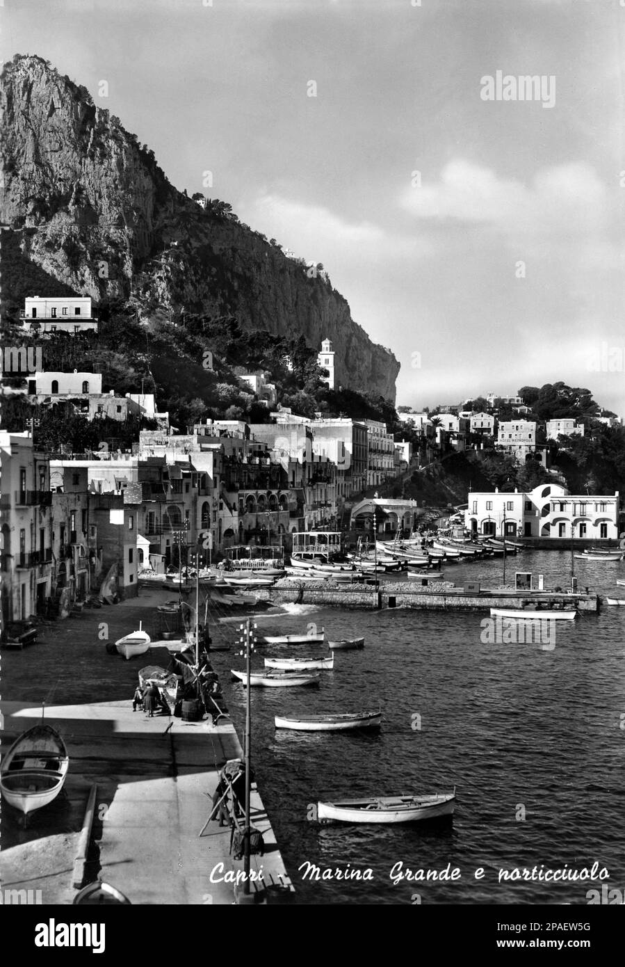 1950 ca , Isle of CAPRI, Napoli , Italy  :  MARINA GRANDE in a postcard - Napoli - Naples  - ITALIA  -  - GEOGRAPHY - GEOGRAFIA - FOTO STORICHE - HISTORY - HISTORICAL - bagnanti - mare - sea - island - isola - TURISMO - TOURISM - turisti - tourist - VACANZE - journey - holidays - spiaggia - beach  ----      ARCHIVIO GBB Stock Photo