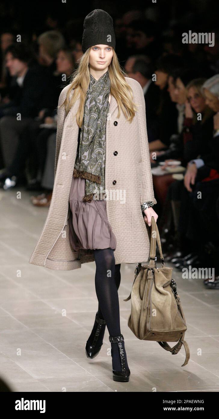 A model wears a creation part of the Burberry Prorsum Women's Fall/Winter  2008/2009 collection presented in Milan, Italy, Monday, Feb. 18, 2008. (AP  Photo/Alberto Pellaschiar Stock Photo - Alamy